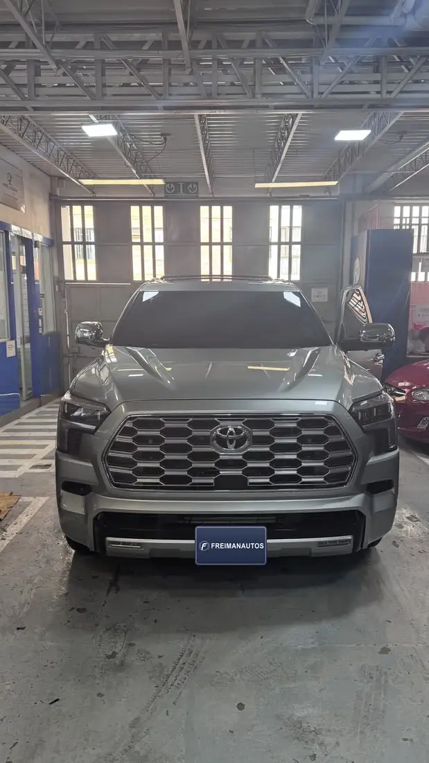 Camioneta Toyota blindada en las instalaciones de Freimanautos