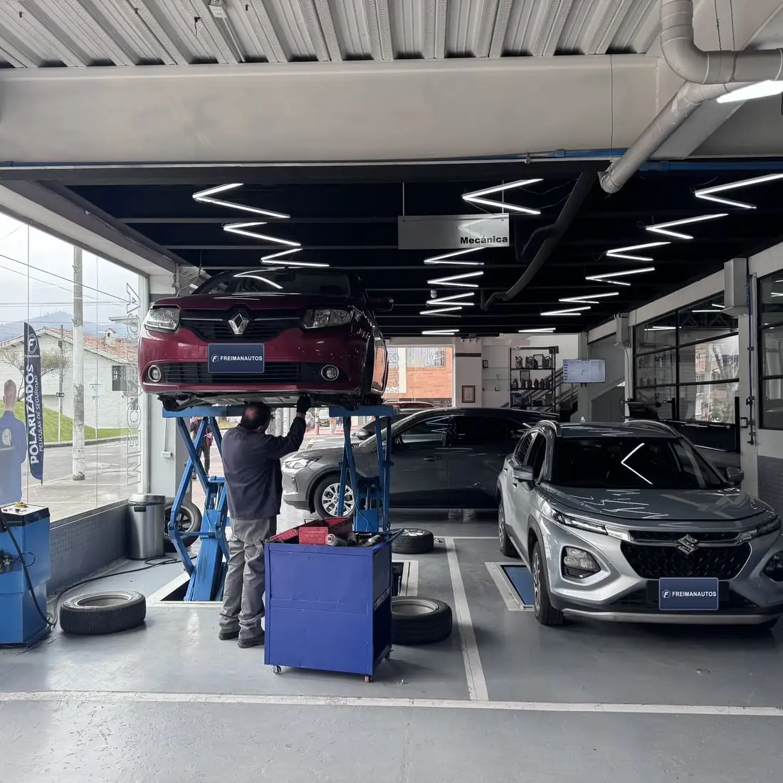 Vehículo sobre el elevador en la zona de mecánica de Freimanautos
