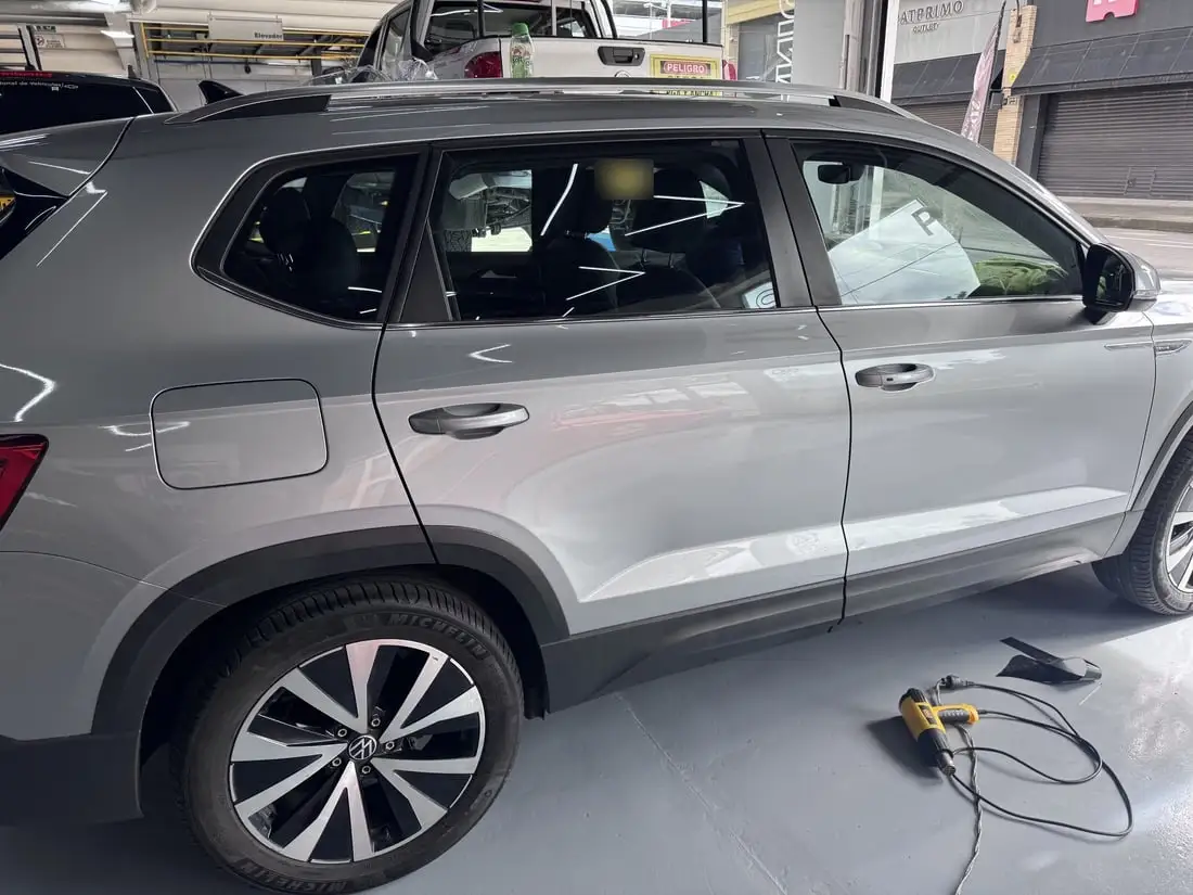 Camioneta con polarizado instalado en el taller de Freimanautos
