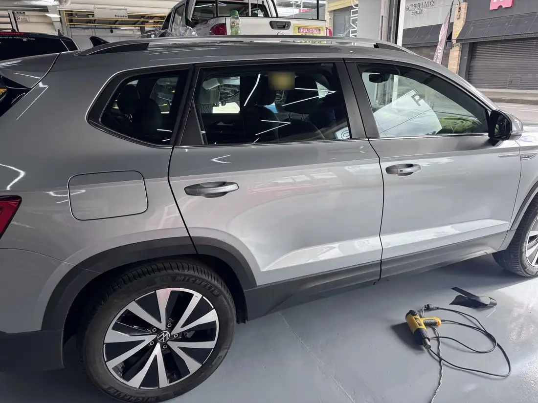 Camioneta con polarizado instalado en el taller de Freimanautos